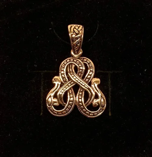 Vikingevedhæng i Bronze - Knude af Midgårdsormen , borre stil, slange, knob, bronzevedhæng, fabeldyr, vikingesmykke, nordisk, guder, fund, museumssmykker, kopismykker, kobber, guld, biti, ribe