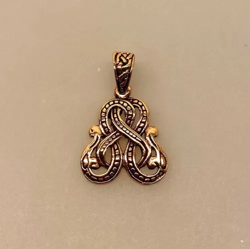 Vikingevedhæng i Bronze - Knude af Midgårdsormen , borre stil, slange, knob, bronzevedhæng, fabeldyr, vikingesmykke, nordisk, guder, fund, museumssmykker, kopismykker, kobber, guld, biti, ribe