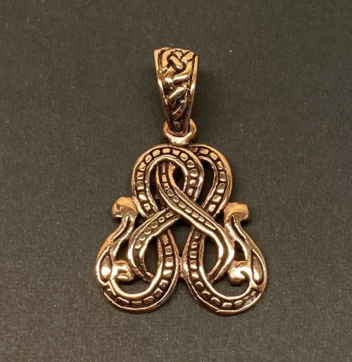 Vikingevedhæng i Bronze - Knude af Midgårdsormen , borre stil, slange, knob, bronzevedhæng, fabeldyr, vikingesmykke, nordisk, guder, fund, museumssmykker, kopismykker, kobber, guld, biti, ribe