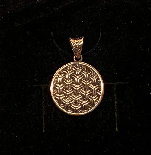Vikingevedhæng i Bronze - Ringkædemønster, evighedsmønster, borrestil, kobber, guld, vikingesmykker, vikinger, gamle, nordiske, guder, aser, asatro, rundt, fund, flot, magisk, amulet, kopi, museumssmykker, vedhæng, bronzesmykke, biti, ribe