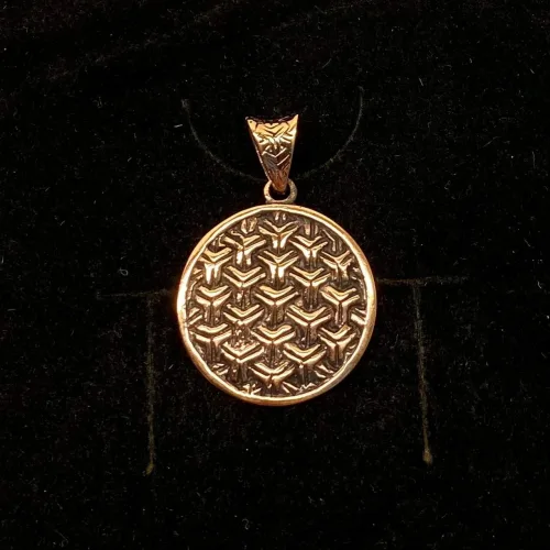 Vikingevedhæng i Bronze - Ringkædemønster, evighedsmønster, borrestil, kobber, guld, vikingesmykker, vikinger, gamle, nordiske, guder, aser, asatro, rundt, fund, flot, magisk, amulet, kopi, museumssmykker, vedhæng, bronzesmykke, biti, ribe