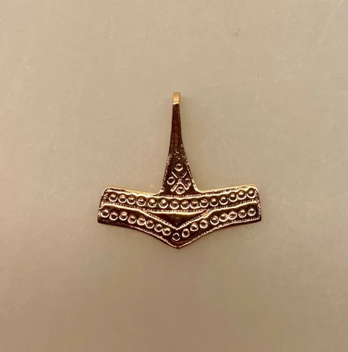 Vikingevedhæng i Bronze Thorshammer Romersdal Stor, kobber, bronze, gylden, guld, bornholm, mjølner, hammer, vedhæng, sterling, sølv, ægte, original, thor, aser, asatro, kriger, krigsgud, amulet, sejr, held, museumssmykker, gamle, nordiske, guder, historiske, smykker, kopi, fund, udgravninger, ribe, danefæ, kopismykker, biti, vikingetiden, oldnordiske, museumssmykker, thor, tordengud, museumskopi, original, fund,