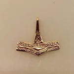 Vikingevedhæng i Bronze Thorshammer Romersdal Stor, kobber, bronze, gylden, guld, bornholm, mjølner, hammer, vedhæng, sterling, sølv, ægte, original, thor, aser, asatro, kriger, krigsgud, amulet, sejr, held, museumssmykker, gamle, nordiske, guder, historiske, smykker, kopi, fund, udgravninger, ribe, danefæ, kopismykker, biti, vikingetiden, oldnordiske, museumssmykker, thor, tordengud, museumskopi, original, fund,