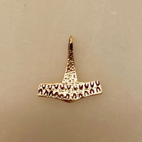 Vikingevedhæng i Bronze - Thorshammer Strandby, mjølner, thor, torden, tordengud, aser, krigsgud, hled, styrke, amulet, sejr, succes, gamle, nordisk, guder, tro, mytologi, museumssmykker, kopi, fund, original, dansk, danefæ, enkel, flot, elegant, gave, kopismykker, museumskopi, kobber, bronze, vedhæng, kæde, biti, ribe