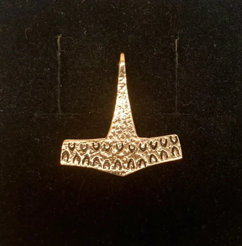 Vikingevedhæng i Bronze - Thorshammer Strandby, mjølner, thor, torden, tordengud, aser, krigsgud, hled, styrke, amulet, sejr, succes, gamle, nordisk, guder, tro, mytologi, museumssmykker, kopi, fund, original, dansk, danefæ, enkel, flot, elegant, gave, kopismykker, museumskopi, kobber, bronze, vedhæng, kæde, biti, ribe