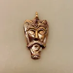Vikingevedhæng i Bronze - Trelleborg Maske, trelleborg, fund, vikinger, vikingersmykker, museumssmykker, fund, odin, aser, gud, odinsmaske, thor, tordengud, krigsgud, krigermaske, styrke, amulet, kristus, jesus, kristen, bronze, kobber, gydent, guld, original, ægte, stort, flot, smykke, vedhæng, halskæde, biti, ribe,