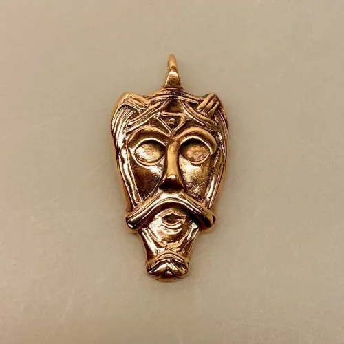 Vikingevedhæng i Bronze - Trelleborg Maske, trelleborg, fund, vikinger, vikingersmykker, museumssmykker, fund, odin, aser, gud, odinsmaske, thor, tordengud, krigsgud, krigermaske, styrke, amulet, kristus, jesus, kristen, bronze, kobber, gydent, guld, original, ægte, stort, flot, smykke, vedhæng, halskæde, biti, ribe,