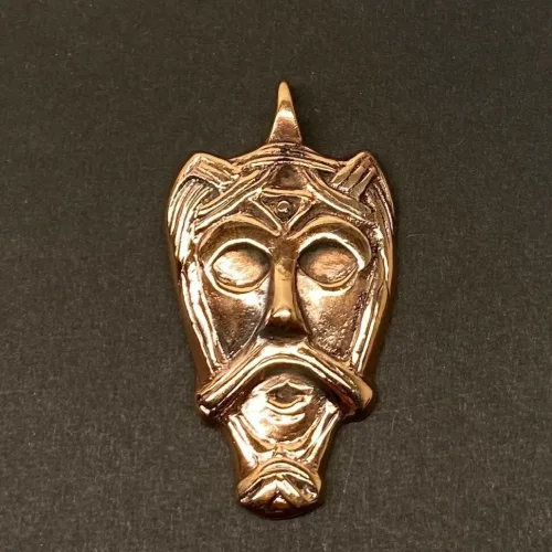 Vikingevedhæng i Bronze - Trelleborg Maske, trelleborg, fund, vikinger, vikingersmykker, museumssmykker, fund, odin, aser, gud, odinsmaske, thor, tordengud, krigsgud, krigermaske, styrke, amulet, kristus, jesus, kristen, bronze, kobber, gydent, guld, original, ægte, stort, flot, smykke, vedhæng, halskæde, biti, ribe,