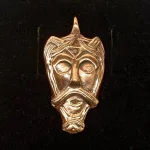 Vikingevedhæng i Bronze - Trelleborg Maske, trelleborg, fund, vikinger, vikingersmykker, museumssmykker, fund, odin, aser, gud, odinsmaske, thor, tordengud, krigsgud, krigermaske, styrke, amulet, kristus, jesus, kristen, bronze, kobber, gydent, guld, original, ægte, stort, flot, smykke, vedhæng, halskæde, biti, ribe,