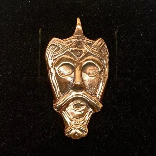 Vikingevedhæng i Bronze - Trelleborg Maske, trelleborg, fund, vikinger, vikingersmykker, museumssmykker, fund, odin, aser, gud, odinsmaske, thor, tordengud, krigsgud, krigermaske, styrke, amulet, kristus, jesus, kristen, bronze, kobber, gydent, guld, original, ægte, stort, flot, smykke, vedhæng, halskæde, biti, ribe,