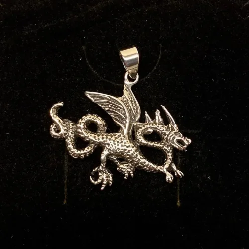Vikingevedhæng i Sølv - Drage med Vinger og Snoet Hale, Vikingevedhæng i Sølv - Drage med Vinger og Snoet Hale, luftdrage, ildspyende, ildspydende, sølvvedhæng, mytologi, magisk, væsen, eventyr, asgård, udgård, midgård, thor, rollespil, fabeldyr, dragesmykke, dragevedhæng, halskæde,