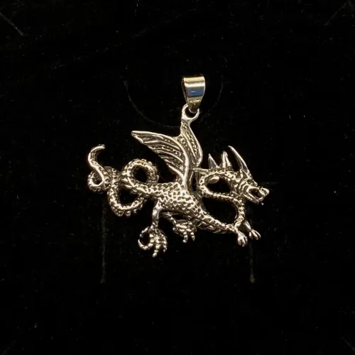 Vikingevedhæng i Sølv - - Drage med Vinger og Snoet Hale, luftdrage, ildspyende, ildspydende, sølvvedhæng, mytologi, magisk, væsen, eventyr, asgård, udgård, midgård, thor, rollespil, fabeldyr, dragesmykke, dragevedhæng, halskæde,