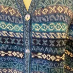 Alpaka Cardigan - Puno med V-Hals - Blå Turkis, alpaka, alpakka, strik, striktrøje, knapper, cardigan, strikjakke, uld, ren, 100%, luksus, ekstravagant, kvalitet, blå, tone-i-tone, mønster, mønsterstrik, hønsestrik, striber, borter, v-hals, v-udskæring, klædelig, smart, holdbar, siilke, silkeblød, lun, let, varm, åndbar, gave, gaveide, sydamerika, peru, biti, ribe, damestrik, uldtrøje,
