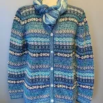 Alpaka Cardigan - Puno med V-Hals - Blå Turkis, alpaka, alpakka, strik, striktrøje, knapper, cardigan, strikjakke, uld, ren, 100%, luksus, ekstravagant, kvalitet, blå, tone-i-tone, mønster, mønsterstrik, hønsestrik, striber, borter, v-hals, v-udskæring, klædelig, smart, holdbar, siilke, silkeblød, lun, let, varm, åndbar, gave, gaveide, sydamerika, peru, biti, ribe, damestrik, uldtrøje,