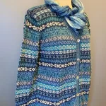 Alpaka Cardigan - Puno med V-Hals - Blå Turkis, alpaka, alpakka, strik, striktrøje, knapper, cardigan, strikjakke, uld, ren, 100%, luksus, ekstravagant, kvalitet, blå, tone-i-tone, mønster, mønsterstrik, hønsestrik, striber, borter, v-hals, v-udskæring, klædelig, smart, holdbar, siilke, silkeblød, lun, let, varm, åndbar, gave, gaveide, sydamerika, peru, biti, ribe, damestrik, uldtrøje,