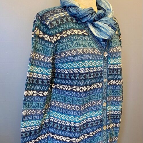 Alpaca Cardigan - Puno med V-Hals - Blå Turkis, alpaka, alpakka, strik, striktrøje, knapper, cardigan, strikjakke, uld, ren, 100%, luksus, ekstravagant, kvalitet, blå, tone-i-tone, mønster, mønsterstrik, hønsestrik, striber, borter, v-hals, v-udskæring, klædelig, smart, holdbar, siilke, silkeblød, lun, let, varm, åndbar, gave, gaveide, sydamerika, peru, biti, ribe, damestrik, uldtrøje,