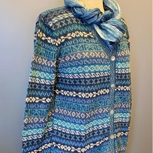 Alpaca Cardigan - Puno med V-Hals - Blå Turkis, alpaka, alpakka, strik, striktrøje, knapper, cardigan, strikjakke, uld, ren, 100%, luksus, ekstravagant, kvalitet, blå, tone-i-tone, mønster, mønsterstrik, hønsestrik, striber, borter, v-hals, v-udskæring, klædelig, smart, holdbar, siilke, silkeblød, lun, let, varm, åndbar, gave, gaveide, sydamerika, peru, biti, ribe, damestrik, uldtrøje,