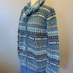 Alpaka Cardigan - Puno med V-Hals - Blå Turkis, alpaka, alpakka, strik, striktrøje, knapper, cardigan, strikjakke, uld, ren, 100%, luksus, ekstravagant, kvalitet, blå, tone-i-tone, mønster, mønsterstrik, hønsestrik, striber, borter, v-hals, v-udskæring, klædelig, smart, holdbar, siilke, silkeblød, lun, let, varm, åndbar, gave, gaveide, sydamerika, peru, biti, ribe, damestrik, uldtrøje,