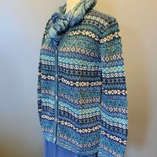 Alpaka Cardigan - Puno med V-Hals - Blå Turkis, alpaka, alpakka, strik, striktrøje, knapper, cardigan, strikjakke, uld, ren, 100%, luksus, ekstravagant, kvalitet, blå, tone-i-tone, mønster, mønsterstrik, hønsestrik, striber, borter, v-hals, v-udskæring, klædelig, smart, holdbar, siilke, silkeblød, lun, let, varm, åndbar, gave, gaveide, sydamerika, peru, biti, ribe, damestrik, uldtrøje,