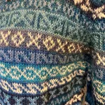 Alpaka Cardigan - Puno med V-Hals - Blå Turkis, alpaka, alpakka, strik, striktrøje, knapper, cardigan, strikjakke, uld, ren, 100%, luksus, ekstravagant, kvalitet, blå, tone-i-tone, mønster, mønsterstrik, hønsestrik, striber, borter, v-hals, v-udskæring, klædelig, smart, holdbar, siilke, silkeblød, lun, let, varm, åndbar, gave, gaveide, sydamerika, peru, biti, ribe, damestrik, uldtrøje,