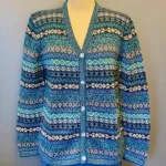 Alpaka Cardigan - Puno med V-Hals - Blå Turkis, alpaka, alpakka, strik, striktrøje, knapper, cardigan, strikjakke, uld, ren, 100%, luksus, ekstravagant, kvalitet, blå, tone-i-tone, mønster, mønsterstrik, hønsestrik, striber, borter, v-hals, v-udskæring, klædelig, smart, holdbar, siilke, silkeblød, lun, let, varm, åndbar, gave, gaveide, sydamerika, peru, biti, ribe, damestrik, uldtrøje,
