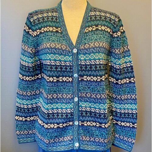 Alpaca Cardigan - Puno med V-Hals - Blå Turkis, alpaka, alpakka, strik, striktrøje, knapper, cardigan, strikjakke, uld, ren, 100%, luksus, ekstravagant, kvalitet, blå, tone-i-tone, mønster, mønsterstrik, hønsestrik, striber, borter, v-hals, v-udskæring, klædelig, smart, holdbar, siilke, silkeblød, lun, let, varm, åndbar, gave, gaveide, sydamerika, peru, biti, ribe, damestrik, uldtrøje,