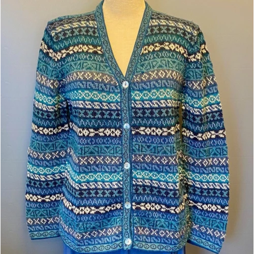 Alpaca Cardigan - Puno med V-Hals - Blå Turkis, alpaka, alpakka, strik, striktrøje, knapper, cardigan, strikjakke, uld, ren, 100%, luksus, ekstravagant, kvalitet, blå, tone-i-tone, mønster, mønsterstrik, hønsestrik, striber, borter, v-hals, v-udskæring, klædelig, smart, holdbar, siilke, silkeblød, lun, let, varm, åndbar, gave, gaveide, sydamerika, peru, biti, ribe, damestrik, uldtrøje,