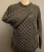 Aran Pullover Irsk Kabelstrik Uld Koks, 392, let, billig, smart, klassiks, 921, koksgrå, mørkegrå, lamswool, ny, uld, sweater, til, mænd, damer, herrer, aranmønster, irsk, kabelstrik, kabelsweater, vamset, lun, varm, mønserstrik, enfarvet, strik, trøje, pullover, crew neck, rund hals, herretrøje, damestrik, biti, irland, ribe