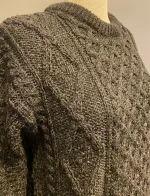 Aran Pullover Irsk Kabelstrik Uld Koks, 392, let, billig, smart, klassiks, 921, koksgrå, mørkegrå, lamswool, ny, uld, sweater, til, mænd, damer, herrer, aranmønster, irsk, kabelstrik, kabelsweater, vamset, lun, varm, mønserstrik, enfarvet, strik, trøje, pullover, crew neck, rund hals, herretrøje, damestrik, biti, irland, ribe