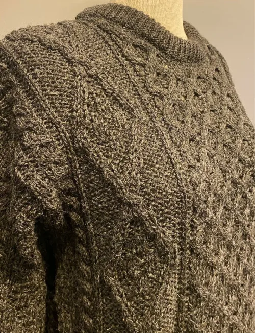 Aran Pullover Irsk Kabelstrik Uld Koks, 392, let, billig, smart, klassiks, 921, koksgrå, mørkegrå, lamswool, ny, uld, sweater, til, mænd, damer, herrer, aranmønster, irsk, kabelstrik, kabelsweater, vamset, lun, varm, mønserstrik, enfarvet, strik, trøje, pullover, crew neck, rund hals, herretrøje, damestrik, biti, irland, ribe