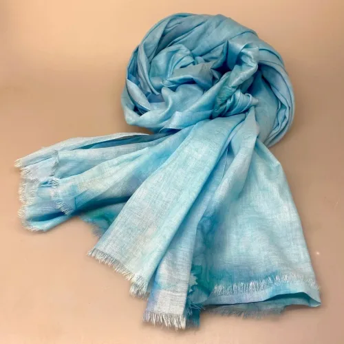 Djian Batik Tørklæde - Blå Toner, koloreret, batiktryk, cirkler, akvarel, aquarell, turkis, lyseblå, babyblå, pastel, himmelblå, vandfarver, vandblå, batik, kolde, blødt, djian, bomuld, ren, 100%, økologisk, bio, miljøvenlig, bæredygtig, lækker, stort, smukt, tørklæde, aflangt, stola, farver, striber, diskret, lækker, kvalitet, tyndt, smart, moderne, biti, ribe, gave, gaveide