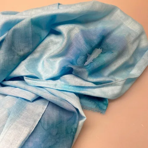 Djian Batik Tørklæde - Blå Toner, koloreret, batiktryk, cirkler, akvarel, aquarell, turkis, lyseblå, babyblå, pastel, himmelblå, vandfarver, vandblå, batik, kolde, blødt, djian, bomuld, ren, 100%, økologisk, bio, miljøvenlig, bæredygtig, lækker, stort, smukt, tørklæde, aflangt, stola, farver, striber, diskret, lækker, kvalitet, tyndt, smart, moderne, biti, ribe, gave, gaveide