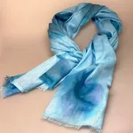 Djian Batik Tørklæde - Blå Toner, koloreret, batiktryk, cirkler, akvarel, aquarell, turkis, lyseblå, babyblå, pastel, himmelblå, vandfarver, vandblå, batik, kolde, blødt, djian, bomuld, ren, 100%, økologisk, bio, miljøvenlig, bæredygtig, lækker, stort, smukt, tørklæde, aflangt, stola, farver, striber, diskret, lækker, kvalitet, tyndt, smart, moderne, biti, ribe, gave, gaveide