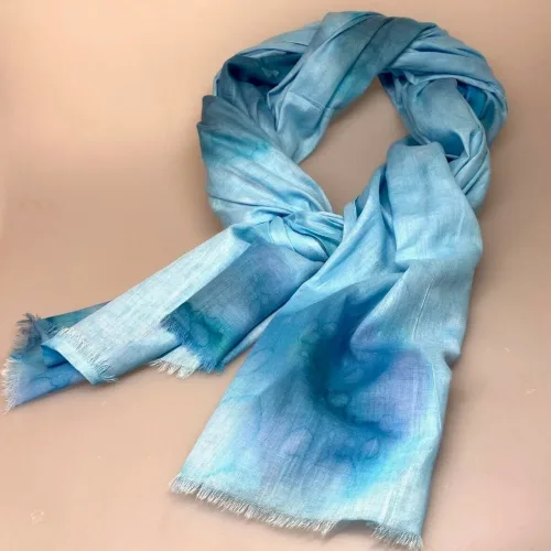 Djian Batik Tørklæde - Blå Toner, koloreret, batiktryk, cirkler, akvarel, aquarell, turkis, lyseblå, babyblå, pastel, himmelblå, vandfarver, vandblå, batik, kolde, blødt, djian, bomuld, ren, 100%, økologisk, bio, miljøvenlig, bæredygtig, lækker, stort, smukt, tørklæde, aflangt, stola, farver, striber, diskret, lækker, kvalitet, tyndt, smart, moderne, biti, ribe, gave, gaveide