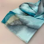 Djian Batik Tørklæde - Gråblå Toner, blækblå, blækgrå, koloreret, batiktryk, cirkler, akvarel, aquarell, turkis, lyseblå, babyblå, pastel, himmelblå, vandfarver, vandblå, batik, kolde, blødt, djian, bomuld, ren, 100%, økologisk, bio, miljøvenlig, bæredygtig, lækker, stort, smukt, tørklæde, aflangt, stola, farver, striber, diskret, lækker, kvalitet, tyndt, smart, moderne, biti, ribe, gave, gaveide
