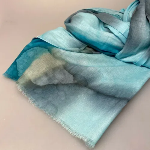 Djian Batik Tørklæde - Gråblå Toner, blækblå, blækgrå, koloreret, batiktryk, cirkler, akvarel, aquarell, turkis, lyseblå, babyblå, pastel, himmelblå, vandfarver, vandblå, batik, kolde, blødt, djian, bomuld, ren, 100%, økologisk, bio, miljøvenlig, bæredygtig, lækker, stort, smukt, tørklæde, aflangt, stola, farver, striber, diskret, lækker, kvalitet, tyndt, smart, moderne, biti, ribe, gave, gaveide