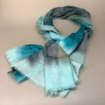 Djian Batik Tørklæde - Gråblå Toner, blækblå, blækgrå, koloreret, batiktryk, cirkler, akvarel, aquarell, turkis, lyseblå, babyblå, pastel, himmelblå, vandfarver, vandblå, batik, kolde, blødt, djian, bomuld, ren, 100%, økologisk, bio, miljøvenlig, bæredygtig, lækker, stort, smukt, tørklæde, aflangt, stola, farver, striber, diskret, lækker, kvalitet, tyndt, smart, moderne, biti, ribe, gave, gaveide