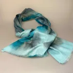 Djian Batik Tørklæde - Gråblå Toner, blækblå, blækgrå, koloreret, batiktryk, cirkler, akvarel, aquarell, turkis, lyseblå, babyblå, pastel, himmelblå, vandfarver, vandblå, batik, kolde, blødt, djian, bomuld, ren, 100%, økologisk, bio, miljøvenlig, bæredygtig, lækker, stort, smukt, tørklæde, aflangt, stola, farver, striber, diskret, lækker, kvalitet, tyndt, smart, moderne, biti, ribe, gave, gaveide