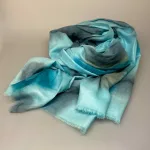 Djian Batik Tørklæde - Gråblå Toner, blækblå, blækgrå, koloreret, batiktryk, cirkler, akvarel, aquarell, turkis, lyseblå, babyblå, pastel, himmelblå, vandfarver, vandblå, batik, kolde, blødt, djian, bomuld, ren, 100%, økologisk, bio, miljøvenlig, bæredygtig, lækker, stort, smukt, tørklæde, aflangt, stola, farver, striber, diskret, lækker, kvalitet, tyndt, smart, moderne, biti, ribe, gave, gaveide