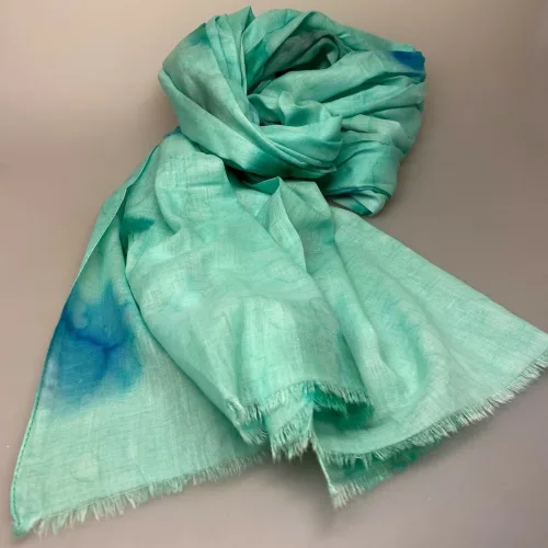 Djian Batik Tørklæde - Grøn Blå Toner, æblegrøn, lysegrøn, koloreret, batiktryk, cirkler, akvarel, aquarell, turkis, lyseblå, babyblå, pastel, himmelblå, vandfarver, vandblå, batik, kolde, blødt, djian, bomuld, ren, 100%, økologisk, bio, miljøvenlig, bæredygtig, lækker, stort, smukt, tørklæde, aflangt, stola, farver, striber, diskret, lækker, kvalitet, tyndt, smart, moderne, biti, ribe, gave, gaveide
