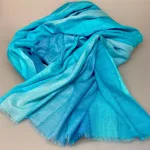 Djian Koloreret Tørklæde - Blå Toner, turkis, lyseblå, babyblå, pastel, himmelblå, vandfarver, vandblå, batik, kolde, blødt, djian, bomuld, ren, 100%, økologisk, bio, miljøvenlig, bæredygtig, lækker, stort, smukt, tørklæde, aflangt, stola, farver, striber, diskret, lækker, kvalitet, tyndt, smart, moderne, biti, ribe, gave, gaveide