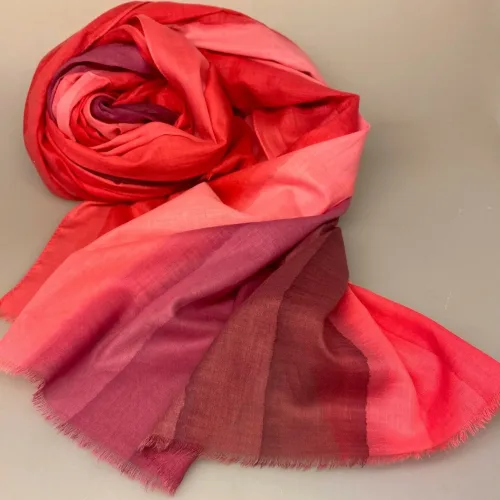 Djian Koloreret Tørklæde - Rosa Toner, lyserød, pink, cerise, blomme, lilla, lyngfarvet, aubergine, varme, kolde, blødt, djian, bomuld, ren, 100%, økologisk, bio, miljøvenlig, bæredygtig, lækker, stort, smukt, tørklæde, aflangt, stola, farver, striber, diskret, lækker, kvalitet, tyndt, smart, moderne, biti, ribe, gave, gaveide