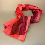 Djian Koloreret Tørklæde - Rosa Toner, lyserød, pink, cerise, blomme, lilla, lyngfarvet, aubergine, varme, kolde, blødt, djian, bomuld, ren, 100%, økologisk, bio, miljøvenlig, bæredygtig, lækker, stort, smukt, tørklæde, aflangt, stola, farver, striber, diskret, lækker, kvalitet, tyndt, smart, moderne, biti, ribe, gave, gaveide