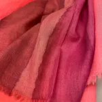 Djian Koloreret Tørklæde - Rosa Toner, lyserød, pink, cerise, blomme, lilla, lyngfarvet, aubergine, varme, kolde, blødt, djian, bomuld, ren, 100%, økologisk, bio, miljøvenlig, bæredygtig, lækker, stort, smukt, tørklæde, aflangt, stola, farver, striber, diskret, lækker, kvalitet, tyndt, smart, moderne, biti, ribe, gave, gaveide