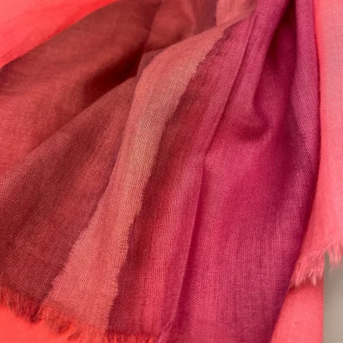 Djian Koloreret Tørklæde - Rosa Toner, lyserød, pink, cerise, blomme, lilla, lyngfarvet, aubergine, varme, kolde, blødt, djian, bomuld, ren, 100%, økologisk, bio, miljøvenlig, bæredygtig, lækker, stort, smukt, tørklæde, aflangt, stola, farver, striber, diskret, lækker, kvalitet, tyndt, smart, moderne, biti, ribe, gave, gaveide