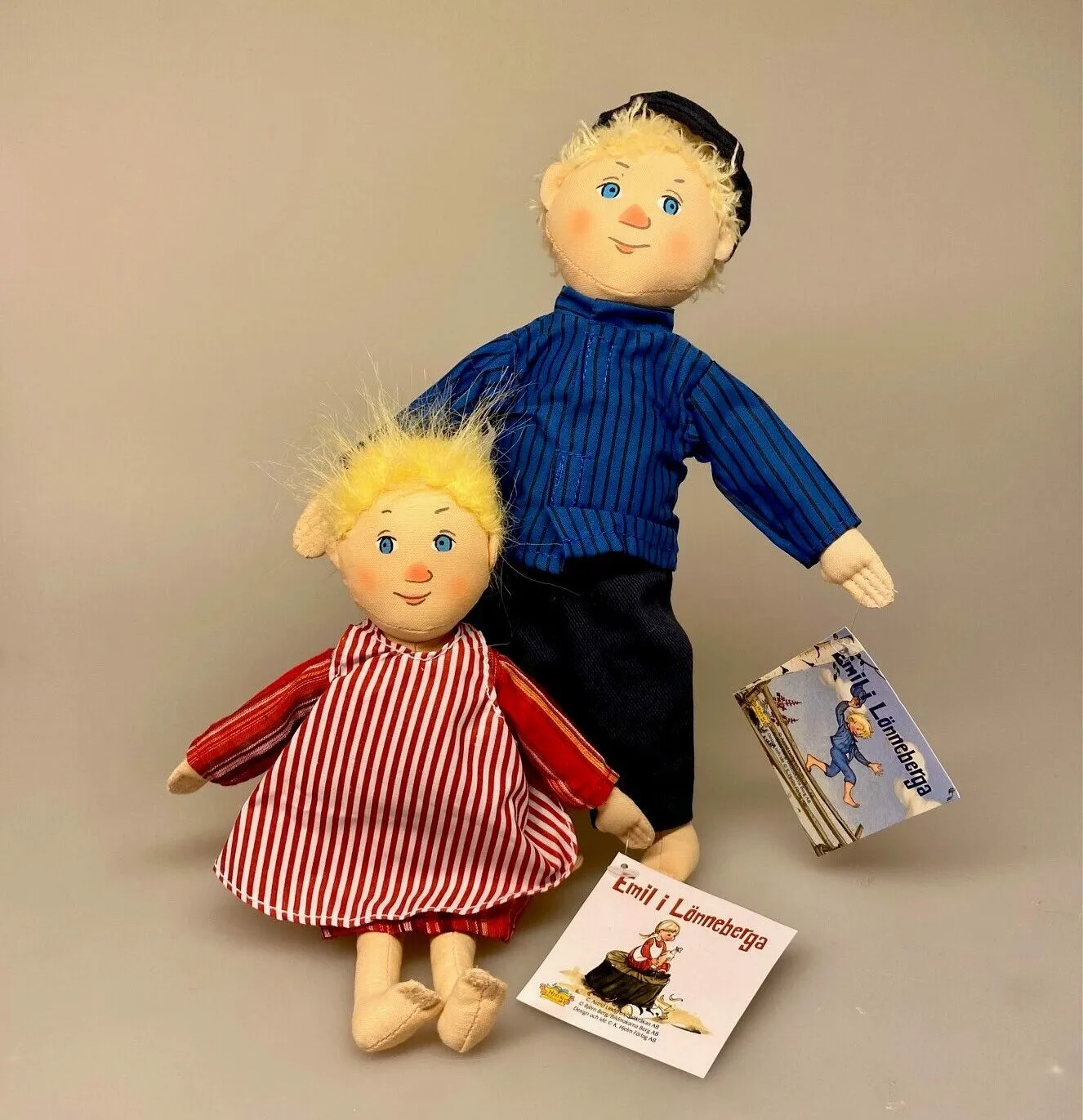 Emil fra Lønneberg og Lille Ida Emil fra Lønneberg og Lille Ida, svensk, eventyr, småland, tyttebærmaja, carl alfred, line, dukker, sovedyr, krammebamser, tøjdukke, stofdukke, dreng, pige, lege, nostalgisk, sverige, legetøj, børneting, biti, ribe