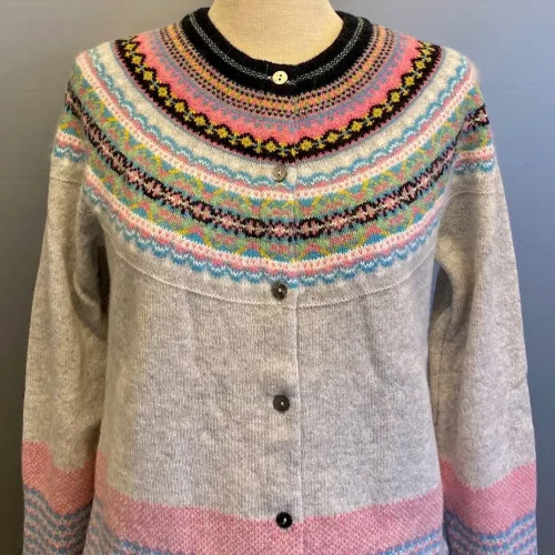 Eribé - Færø Cardigan Lysegrå, lindean, lysegrå, perlegrå, meleret, grå, diskret, klassisk, dæmpet, feminin, lange ærmer, færømønster, blød, kradser ikke, soft, lækker, luksus, smart, moderne, ung, cool, let, lun, varm, smart, damestrik, strik, strikjakke, striktrøje, strikketrøje, cardigan, med knapper, knappet, mønsterstrik, strikket, mønsyer, bærestykke, skotsk, skotland, eribé, ribe, vadehavet, nationalpark,