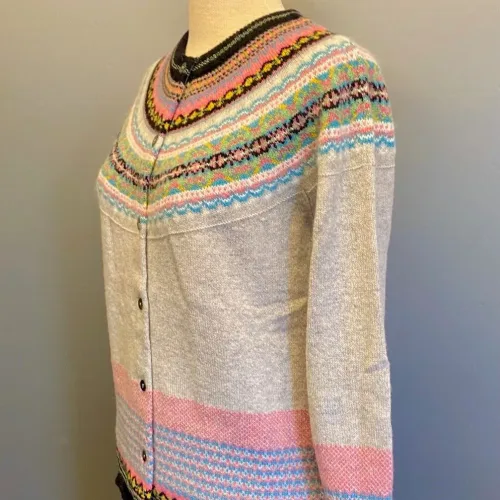 Eribé - Færø Cardigan Lysegrå, lindean, lysegrå, perlegrå, meleret, grå, diskret, klassisk, dæmpet, feminin, lange ærmer, færømønster, blød, kradser ikke, soft, lækker, luksus, smart, moderne, ung, cool, let, lun, varm, smart, damestrik, strik, strikjakke, striktrøje, strikketrøje, cardigan, med knapper, knappet, mønsterstrik, strikket, mønsyer, bærestykke, skotsk, skotland, eribé, ribe, vadehavet, nationalpark,