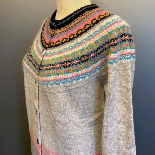 Eribé - Færø Cardigan Lysegrå, lindean, lysegrå, perlegrå, meleret, grå, diskret, klassisk, dæmpet, feminin, lange ærmer, færømønster, blød, kradser ikke, soft, lækker, luksus, smart, moderne, ung, cool, let, lun, varm, smart, damestrik, strik, strikjakke, striktrøje, strikketrøje, cardigan, med knapper, knappet, mønsterstrik, strikket, mønsyer, bærestykke, skotsk, skotland, eribé, ribe, vadehavet, nationalpark,
