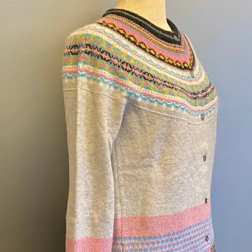 Eribé - Færø Cardigan Lysegrå, lindean, lysegrå, perlegrå, meleret, grå, diskret, klassisk, dæmpet, feminin, lange ærmer, færømønster, blød, kradser ikke, soft, lækker, luksus, smart, moderne, ung, cool, let, lun, varm, smart, damestrik, strik, strikjakke, striktrøje, strikketrøje, cardigan, med knapper, knappet, mønsterstrik, strikket, mønsyer, bærestykke, skotsk, skotland, eribé, ribe, vadehavet, nationalpark,